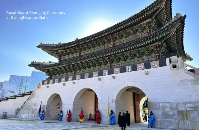 Royal guard changing ceremony at Gwanghwamun Gate