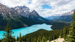 Banff National Park travel guide scenic turquoise lake and mountain landscape