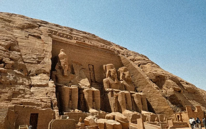 Egypt tourism featuring the iconic pyramids of Giza and Egypt’s ancient wonders